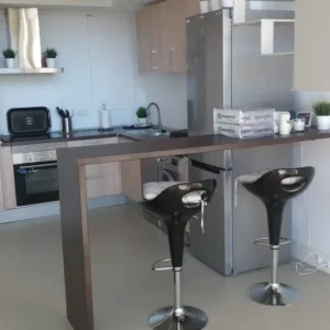 Cocina con barra Cómo reparar muebles de cocina de melanina