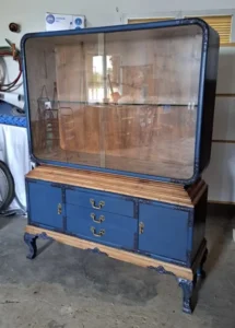 Mueble expositor restaurado Restauración de muebles expositores en Cuenca