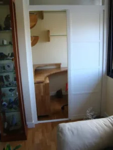 Armario con despacho mesa de oficina dentro de un armario