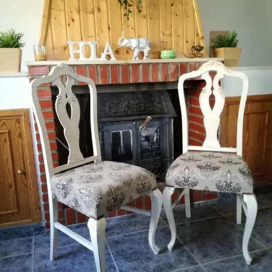 Sillas estilo vintage decapadas en blanco